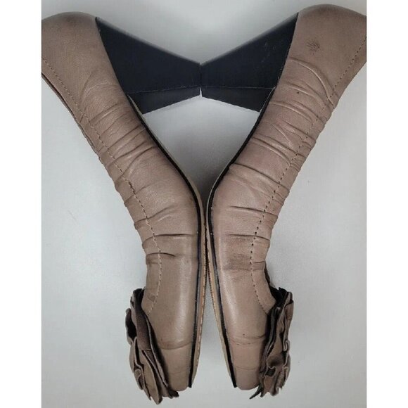 Vince Camuto Womens Heels 7.5B Cone TAUPE Leather Closed Round Toe Flower, NWOT - Picture 7 of 16